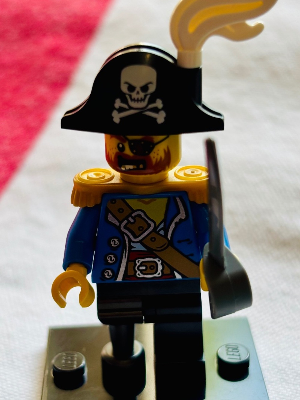 LEGO "Pirate Captain" pi185 with stand and accessories. Like NEW!